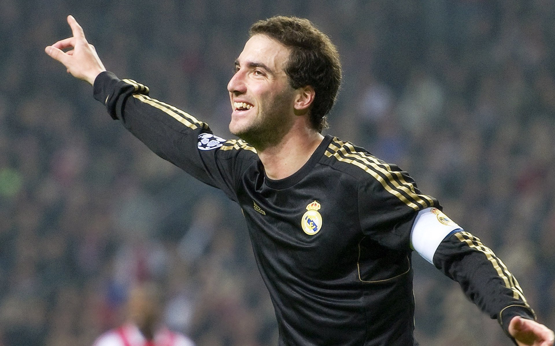 阿赫马赫在巴黎奥运会男足比赛中表现出色，阿赫马尔王